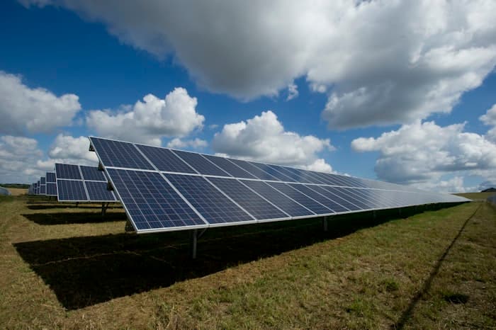Huis met zonnepanelen en thuisbatterij